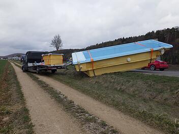 Auf der B2 bei Treuchtlingen ist der Anhänger eines Kleintransporters umgekippt - samt Swimming Pool, der darauf geladen war.