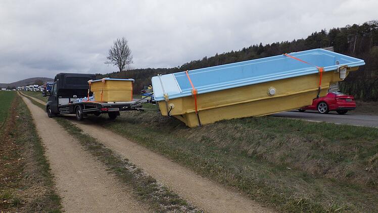 Auf der B2 bei Treuchtlingen ist der Anhänger eines Kleintransporters umgekippt - samt Swimming Pool, der darauf geladen war.