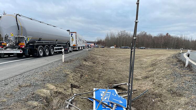 VW Bus überschlägt sich mehrfach auf der A9: Ersthelfer kümmern sich um Verletzte und Hund