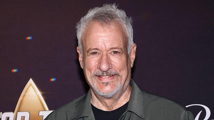 Als gottgleiches Wesen Q machte John de Lancie den "Star Trek"-Crews das Leben schwer. Im Interview verriet der Schauspieler, wie er an die Rolle gekommen ist.