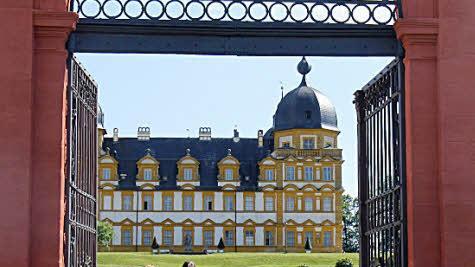 Das offene Tor lädt zur Besichtigung der Schlosspark-Anlage ein. Foto: mgr