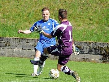 Da ist es passiert: Der Münnerstädter Kai Thomann überwindet den Fuchsstädter Keeper Marc Rösler und trifft zum zwischenzeitlichen 1:1. Mit einem Gleichstand endete das Derby auch. Foto: Hopf