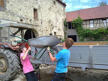 Die Vorbereitungen bei der Blaskapelle Ebenhausen laufen auf Hochtouren. Alle Mitglieder packen mit an, damit das Jubiläumskonzert der "Jets" am 16. August im Schlosshof reibungslos läuft. Foto: privat