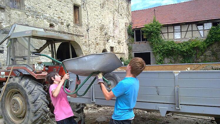 Die Vorbereitungen bei der Blaskapelle Ebenhausen laufen auf Hochtouren. Alle Mitglieder packen mit an, damit das Jubiläumskonzert der "Jets" am 16. August im Schlosshof reibungslos läuft. Foto: privat