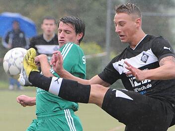 Foul-verdächtig: Dem gefährlich hohen Bein des Kitzingers Christopher Lenhart (rechts) versucht der Garitzer Stefan Glöckler zu entkommen. Foto: Hopf