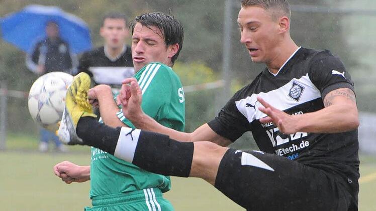 Foul-verdächtig: Dem gefährlich hohen Bein des Kitzingers Christopher Lenhart (rechts) versucht der Garitzer Stefan Glöckler zu entkommen. Foto: Hopf