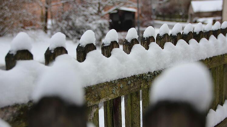 Weiße Häubchen hat der Winter vielen Gartenzäunen im Landkreis aufgesetzt. Foto: Eckehard Kiesewetter