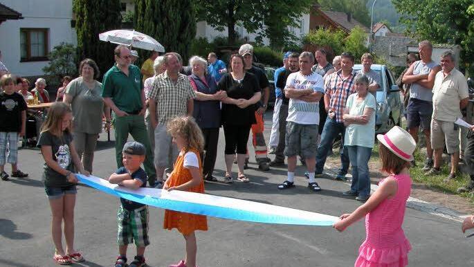 Zahlreiche Hassenberger Bürger verfolgten nach abgeschlossenem Vollausbau die Verkehrsfreigabe von Siedlungs- und Forststraße. Foto: Klaus Oelzner