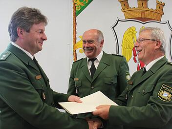 Sie sind längst Freunde geworden: Markus Löffler (links) und sein Vorgänger Klaus Neubauer (Mitte). Mit im Bild: Polizeipräsident Reinhard Kunkel (rechts) Foto: Veronika Schadeck