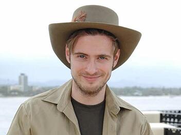 Der Schauspieler und "GZSZ"-Star Jörn Schlönvoigt (28) kurz vor dem Einzug ins Camp .  Foto: RTL