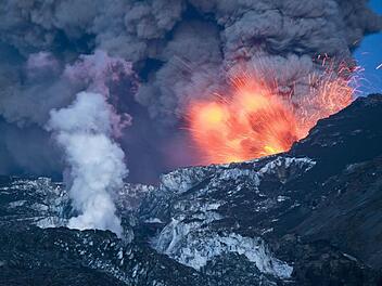 Vulkaneruption auf Island unter dem Eispanzer des Eyjafjallajökull. Foto: Kerstin Langenberger
