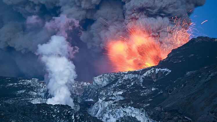 Vulkaneruption auf Island unter dem Eispanzer des Eyjafjallajökull. Foto: Kerstin Langenberger