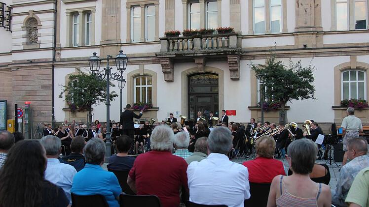 "Sinfonie rockt den Markt" war das Motto des Konzerts des Sinfonischen Blasorchesters des Musikvereins Kasendorf am Abend vor der Eröffnung der Bierwoche auf dem Kulmbacher Marktplatz. Foto: Klaus Klaschka