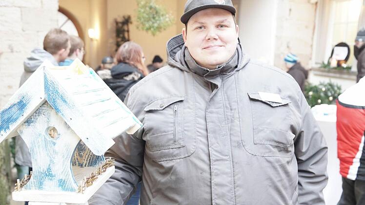 Markus Wimmert half zum Beispiel dabei, die Vogelhäuschen herzustellen. Foto: Dann