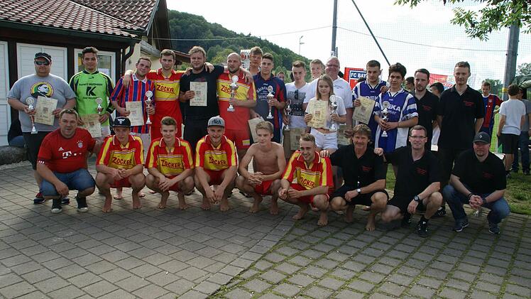 Der FCB-Fanclub "Aicher Moggl" holte sich den Sieg beim Beach-Soccer-Turnier zum 20jährigen Bestehen des FCB-Fanclubs Schleichach. Doch der olympische Gedanke zählte und so gab es Pokale für alle zehn teilnehmenden Mannschaften.