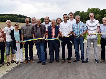 Das Band ist durchschnitten und der Radweg zwischen Isling und Burkheim für den Verkehr freigegeben. Foto: Andreas Welz