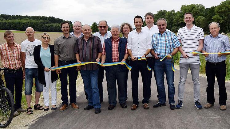 Das Band ist durchschnitten und der Radweg zwischen Isling und Burkheim für den Verkehr freigegeben. Foto: Andreas Welz