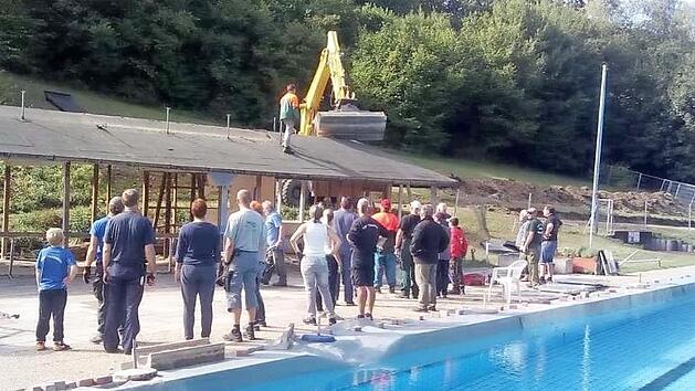 So sah es am Samstagmorgen nach wenigen Stunden des Arbeitseinsatz aus. Vom Mehrzweckgeb&auml;ude waren nur noch das Dach und ein paar St&uuml;tzpfeiler &uuml;brig.  Foto: K.- H. Hofmann