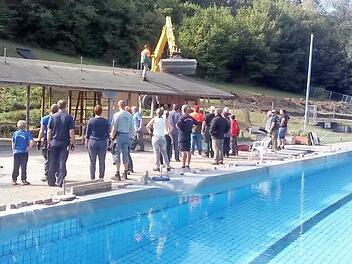 So sah es am Samstagmorgen nach wenigen Stunden des Arbeitseinsatz aus. Vom Mehrzweckgebäude waren nur noch das Dach und ein paar Stützpfeiler übrig.  Foto: K.- H. Hofmann