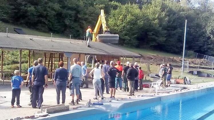 So sah es am Samstagmorgen nach wenigen Stunden des Arbeitseinsatz aus. Vom Mehrzweckgebäude waren nur noch das Dach und ein paar Stützpfeiler übrig.  Foto: K.- H. Hofmann