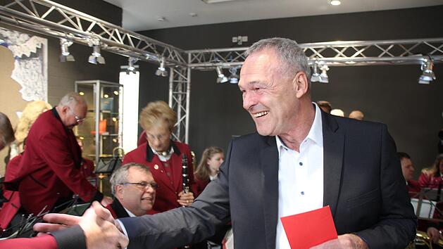 Immer wieder musste Frank Rebhan am Samstag beim Empfang in der kultur-werk-stadt H&auml;nde sch&uuml;tteln - hier bei den Mitgliedern der Stadtkapelle, die "ihrem" OB ein St&auml;ndchen gespielt hatten.Foto: Oliver Schmidt