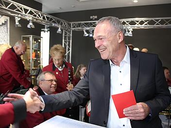 Immer wieder musste Frank Rebhan am Samstag beim Empfang in der kultur-werk-stadt Hände schütteln - hier bei den Mitgliedern der Stadtkapelle, die "ihrem" OB ein Ständchen gespielt hatten.Foto: Oliver Schmidt