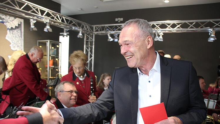 Immer wieder musste Frank Rebhan am Samstag beim Empfang in der kultur-werk-stadt Hände schütteln - hier bei den Mitgliedern der Stadtkapelle, die "ihrem" OB ein Ständchen gespielt hatten.Foto: Oliver Schmidt