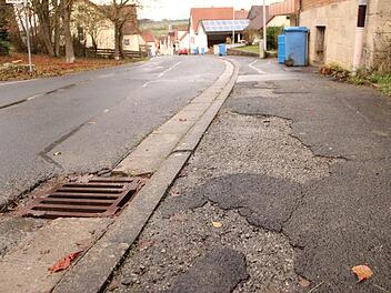 Einige Gehwege in Burghausen wie hier in der Dorfstraße sind in schlechtem Zustand. Heike Beudert