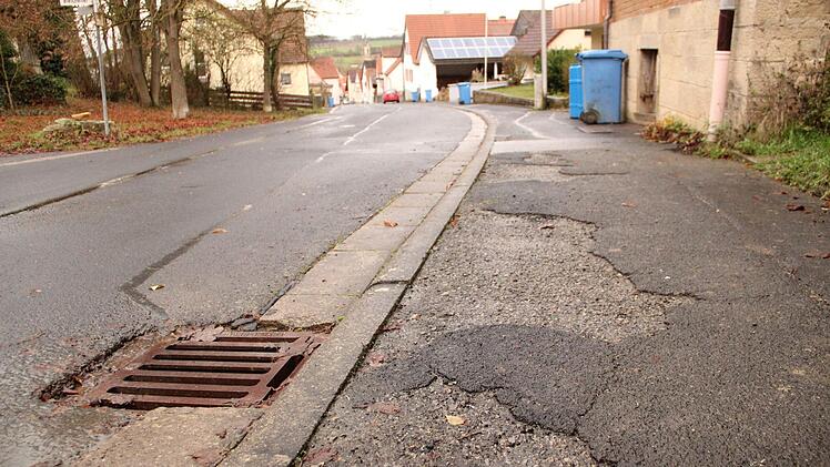 Einige Gehwege in Burghausen wie hier in der Dorfstraße sind in schlechtem Zustand. Heike Beudert