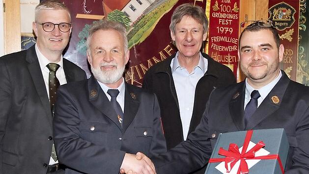 Sebastian Trautner (r.) dankte dem scheidenden Vorsitzenden Dieter Sawinsky (2.&nbsp;v.&nbsp;l.) f&uuml;r seine 20-j&auml;hrige T&auml;tigkeit als Vereinsvorsitzender. Mit auf dem Bild der neue Vorsitzende Harald Preu&szlig;ner (2.&nbsp;v.&nbsp;r.) und Wahlleiter und Zweiter B&uuml;rgermeister Bernd Ruppert Foto: Mathias Erlwein