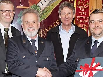 Sebastian Trautner (r.) dankte dem scheidenden Vorsitzenden Dieter Sawinsky (2. v. l.) für seine 20-jährige Tätigkeit als Vereinsvorsitzender. Mit auf dem Bild der neue Vorsitzende Harald Preußner (2. v. r.) und Wahlleiter und Zweiter Bürgermeister Bernd Ruppert Foto: Mathias Erlwein