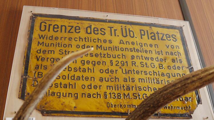 Dieses gelbe Hinweisschild war das erste Stück in der Sammlung von Adolf Kreuzpaintner.