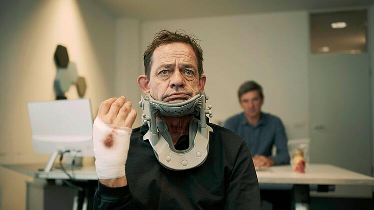 Hausmeister Trojanowitz (Henning Peker), der ein bisschen unter die R&auml;der gekommen zu sein scheint, wird verh&ouml;rt.