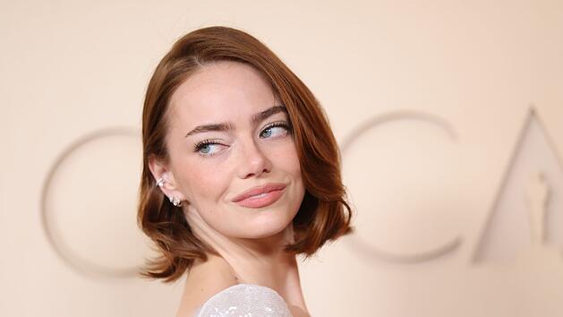 Emma Stone, hier bei den Oscars 2026, versucht Unsicherheit in k&uuml;nstlerische Produktivit&auml;t umzuwandeln.