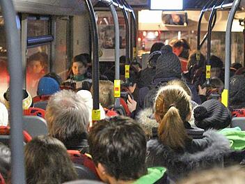Im Bus nach Kronach geht es ab Hesselbach in der Früh neuerdings eng zu. Fotos: Jan Koch