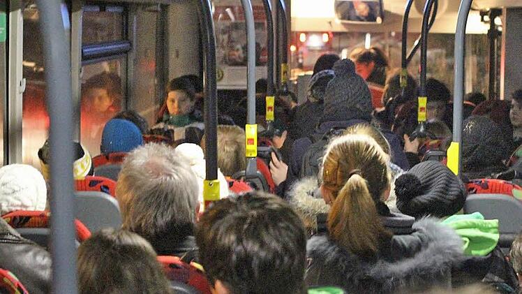 Im Bus nach Kronach geht es ab Hesselbach in der Früh neuerdings eng zu. Fotos: Jan Koch
