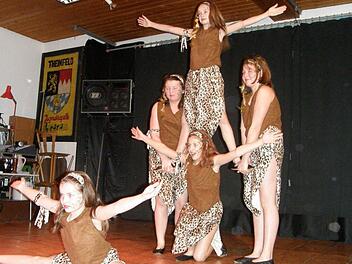 Die Minis tanzten im passenden Kostüm zur Musik von Tarzan. Fotos: Philipp Bauernschubert