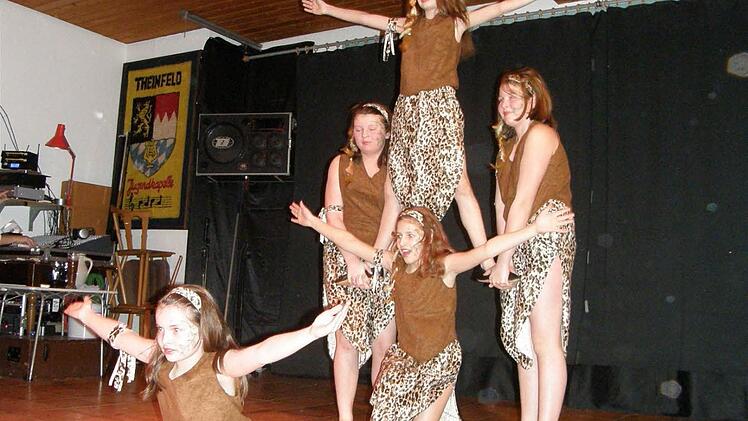Die Minis tanzten im passenden Kostüm zur Musik von Tarzan. Fotos: Philipp Bauernschubert