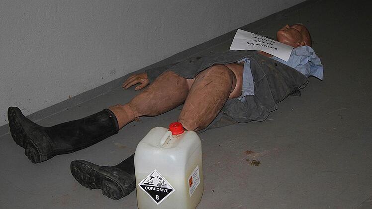 Neben dem Heizraum ist eine Person zusammengebrochen. Die Feuerwehrmänner müssen die Holzpuppe finden...