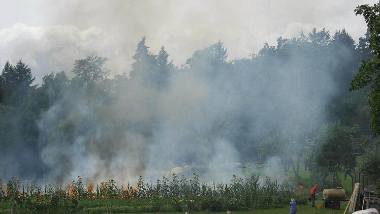 Ein Getreidefeld brannte am Samstag bei Gelbsreuth in der Gemeinde Wonsees.  Foto: Landfried