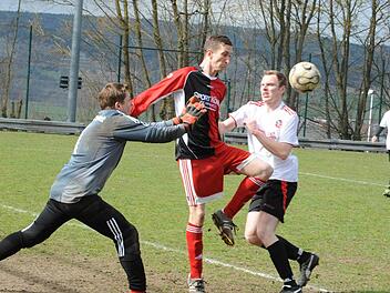 Ab durch die Mitte: Der Elfershäuser Robert Schmidt erkennt die Lücke zwischen dem Fuchsstädter Keeper Christian Wahler und dessem Teamkollegen Marcus Schaupp. Foto: Hopf
