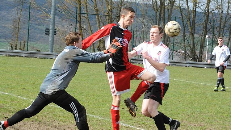 Ab durch die Mitte: Der Elfershäuser Robert Schmidt erkennt die Lücke zwischen dem Fuchsstädter Keeper Christian Wahler und dessem Teamkollegen Marcus Schaupp. Foto: Hopf