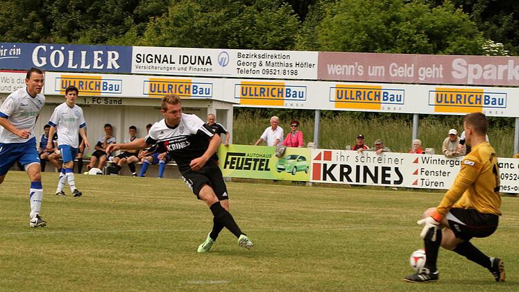Pech hat hier der Sander Florian Pickel (links), dass seine Torschuss noch von dem Würzburger Martin Eck (2. von links) über dieQuerlatte abfälschen kann; FV-Keeper Stefan Kunze wäre ohne Chance gewesen. Foto: Günther Geiling