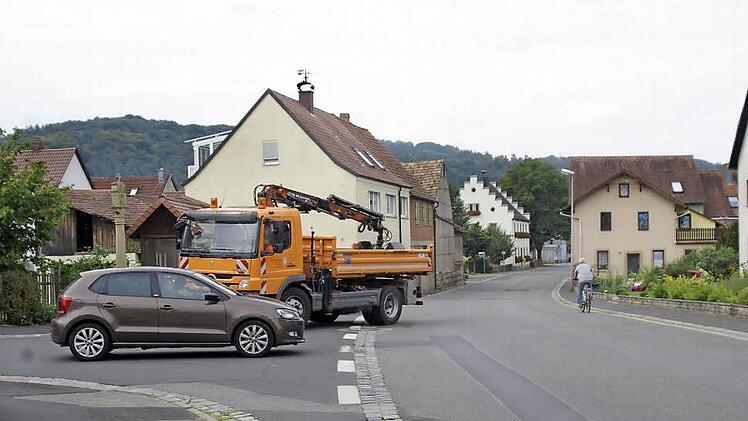Mit dem Ausbau der Kissinger Straße steht Fuchsstadt im nächsten Jahr eine Groß-Baumaßnahme bevor. Neben der Oberfläche wird auch die Wasserleitung erneuert und die Kanalisation inspiziert.  Foto: Winfried Ehling