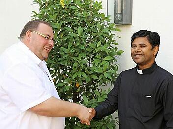 Pfarrer Michael Gehret (l.) begrüßt Pater Vijaya Raja Boddu.Foto: Franz Galster