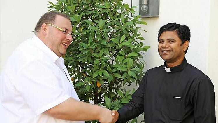 Pfarrer Michael Gehret (l.) begrüßt Pater Vijaya Raja Boddu.Foto: Franz Galster