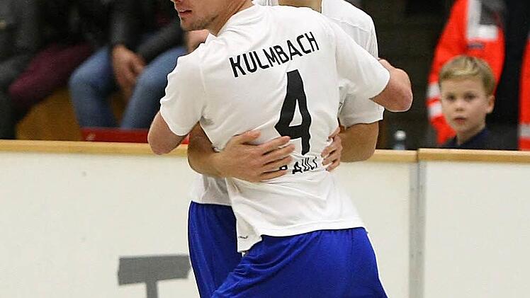 Die beiden ATS-Spieler Patrick Dippold (hinten) und Levin Pauli feiern einen Treffer gegen den VfB. Foto: Monika Limmer