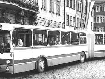 Gelenkbus vor dem Rathaus in Coburg im Sommer 1980Foto: CT-Archiv