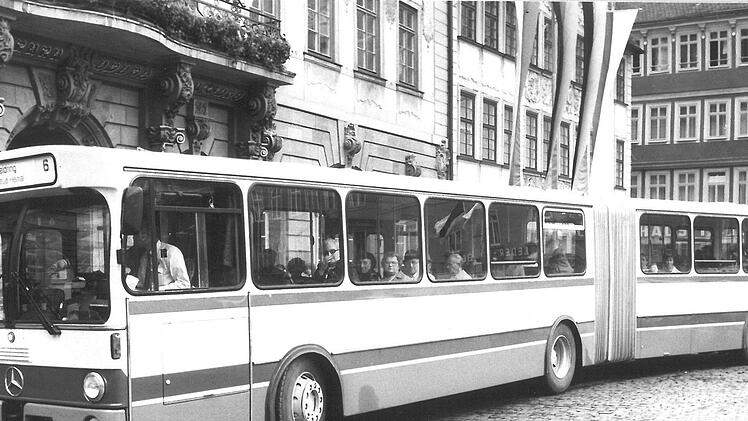 Gelenkbus vor dem Rathaus in Coburg im Sommer 1980Foto: CT-Archiv