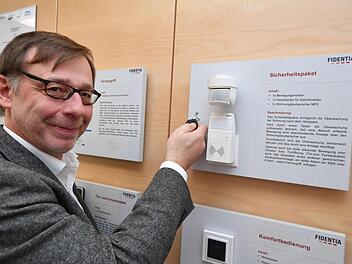 Gerhard Nunner erfüllt Smart-Home-Wünsche für größere Wohneinheiten. Im Bereich Sicherheit ist die Nachfrage gestiegen. Fotos: Ronald Rinklef